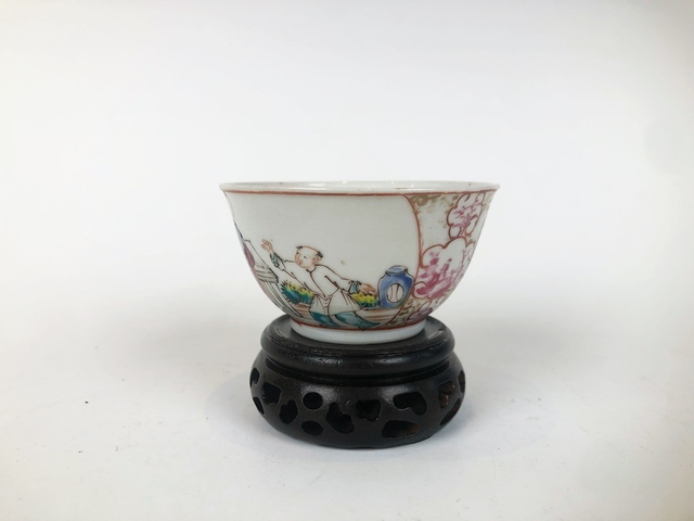 古玩陶瓷清乾隆·庭院侍女嬰戲茶杯真品鑒賞圖