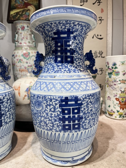古玩陶瓷道光青花纏枝喜字紋盤口瓶真品鑒賞圖