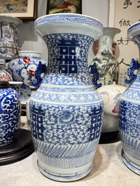 古玩陶瓷道光青花纏枝喜字紋盤口瓶真品鑒賞圖