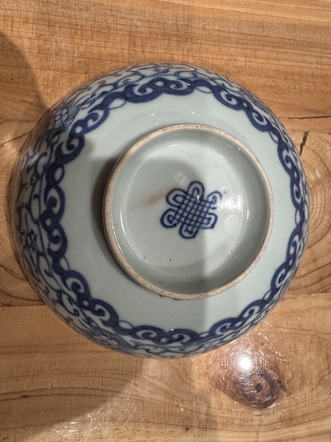 古玩陶瓷清中期青花纏枝蓮紋碗真品鑒賞圖