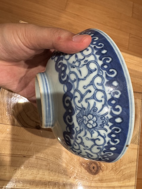 古玩陶瓷清中期青花纏枝蓮紋碗真品鑒賞圖
