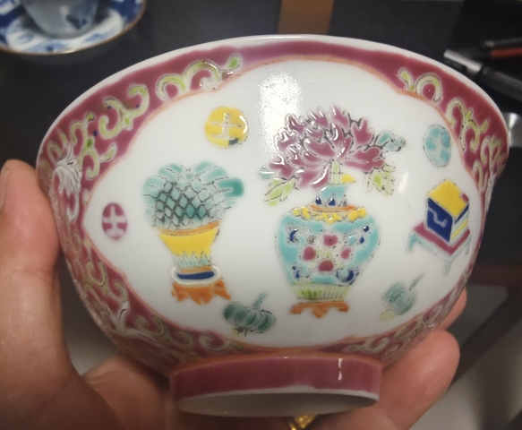 古玩陶瓷民國胭脂紅地開窗粉彩碗真品鑒賞圖