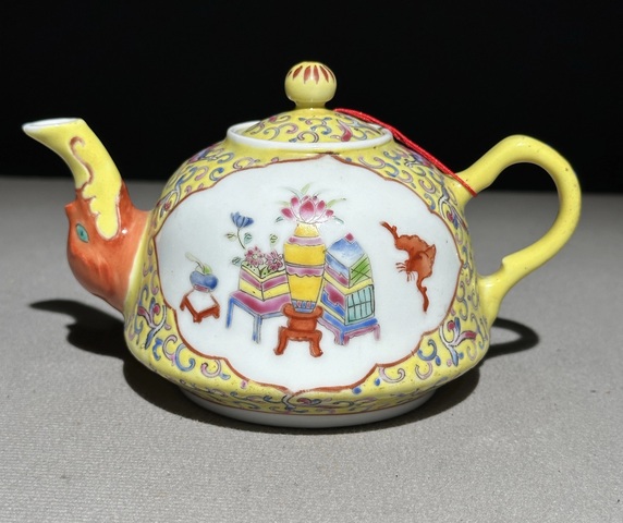 古玩陶瓷黃地粉彩開光博古圖茶壺真品鑒賞圖