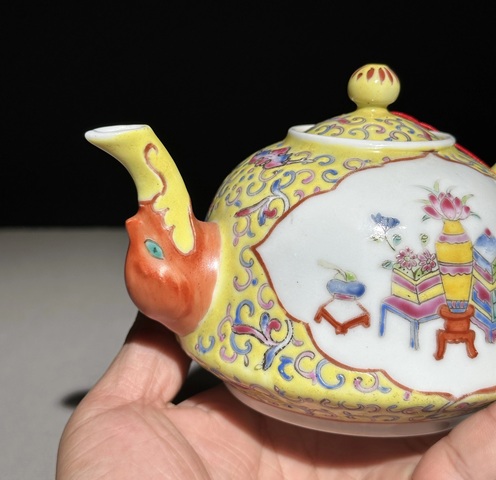 古玩陶瓷黃地粉彩開光博古圖茶壺真品鑒賞圖