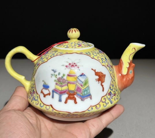 古玩陶瓷黃地粉彩開光博古圖茶壺真品鑒賞圖