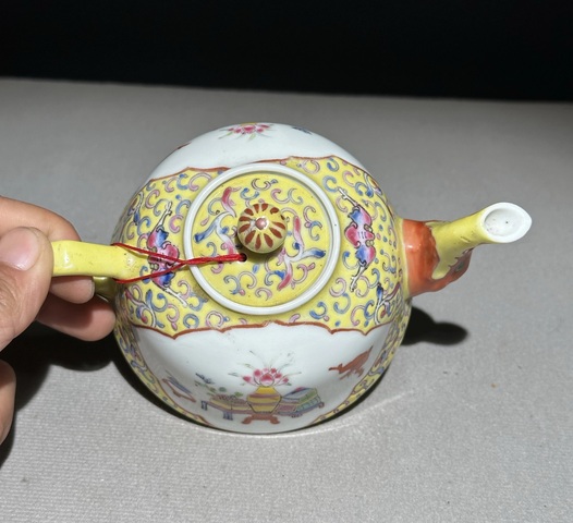 古玩陶瓷黃地粉彩開光博古圖茶壺真品鑒賞圖