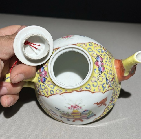 古玩陶瓷黃地粉彩開光博古圖茶壺真品鑒賞圖