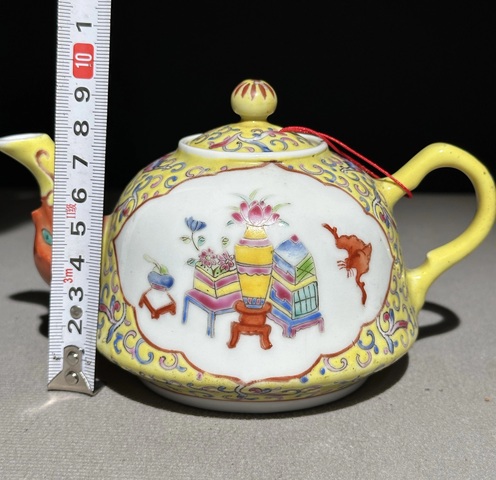 古玩陶瓷黃地粉彩開光博古圖茶壺真品鑒賞圖