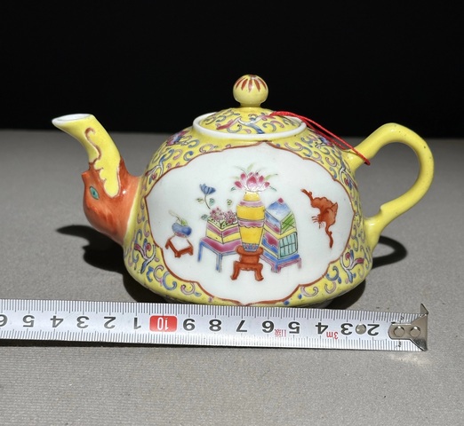 古玩陶瓷黃地粉彩開光博古圖茶壺真品鑒賞圖