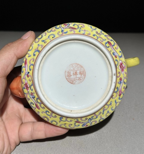 古玩陶瓷黃地粉彩開光博古圖茶壺真品鑒賞圖