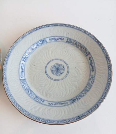 古玩陶瓷清雍正青花淺浮雕花卉紋盤真品鑒賞圖