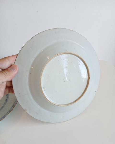 古玩陶瓷清雍正青花淺浮雕花卉紋盤真品鑒賞圖