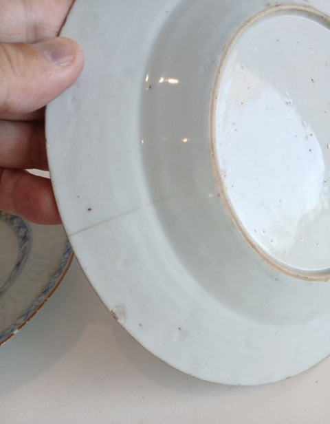 古玩陶瓷清雍正青花淺浮雕花卉紋盤真品鑒賞圖