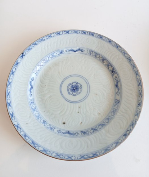 古玩陶瓷清雍正青花淺浮雕花卉紋盤真品鑒賞圖