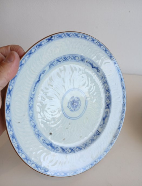 古玩陶瓷清雍正青花淺浮雕花卉紋盤真品鑒賞圖