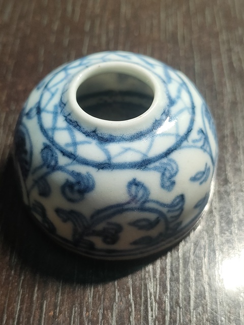 古玩陶瓷青花淡描花卉紋水盂真品鑒賞圖