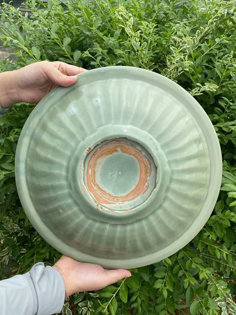 古玩陶瓷青釉剃刻菊瓣刻花卷草貼塑火珠龍紋折沿盤真品鑒賞圖