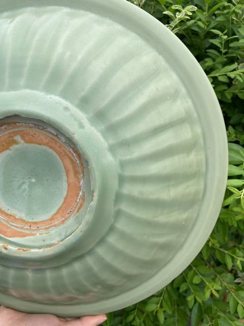 古玩陶瓷青釉剃刻菊瓣刻花卷草貼塑火珠龍紋折沿盤真品鑒賞圖