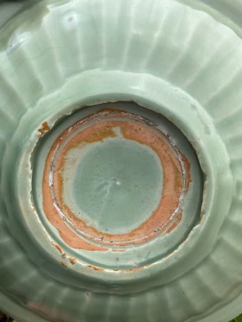 古玩陶瓷青釉剃刻菊瓣刻花卷草貼塑火珠龍紋折沿盤真品鑒賞圖