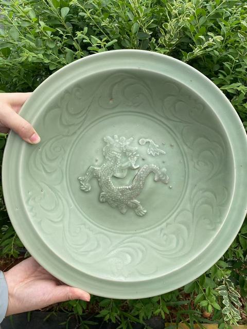 古玩陶瓷青釉剃刻菊瓣刻花卷草貼塑火珠龍紋折沿盤真品鑒賞圖