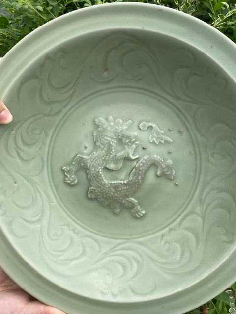 古玩陶瓷青釉剃刻菊瓣刻花卷草貼塑火珠龍紋折沿盤真品鑒賞圖