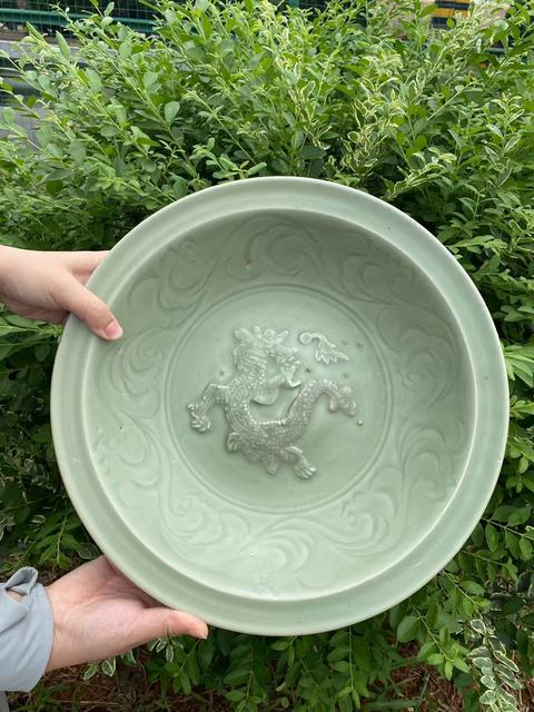 古玩陶瓷青釉剃刻菊瓣刻花卷草貼塑火珠龍紋折沿盤真品鑒賞圖