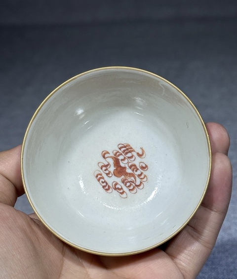 古玩陶瓷壽字紋礬紅杯真品鑒賞圖