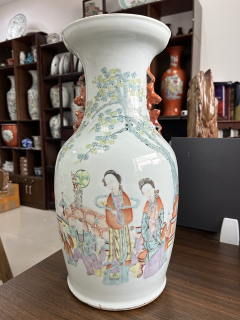 古玩陶瓷粉彩人物故事雙耳瓶真品鑒賞圖