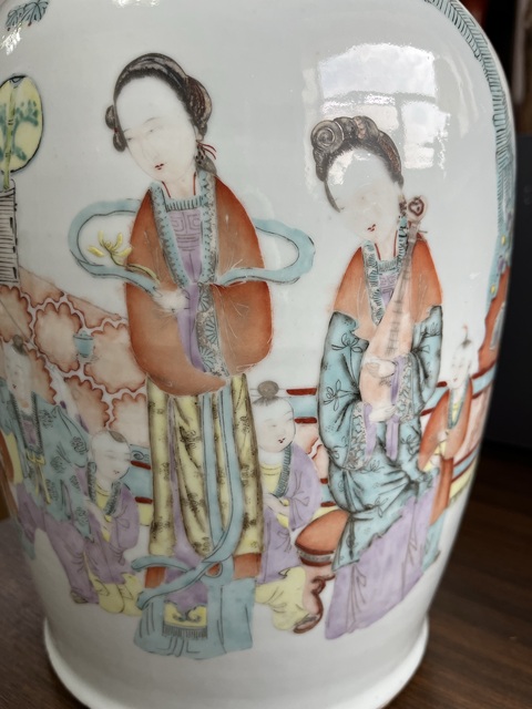 古玩陶瓷粉彩人物故事雙耳瓶真品鑒賞圖