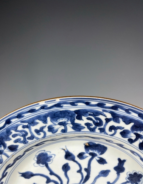 古玩陶瓷花卉紋青花盤真品鑒賞圖