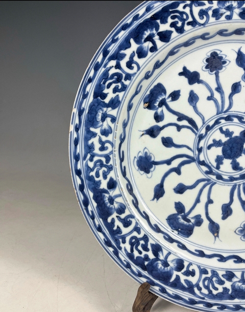 古玩陶瓷花卉紋青花盤真品鑒賞圖