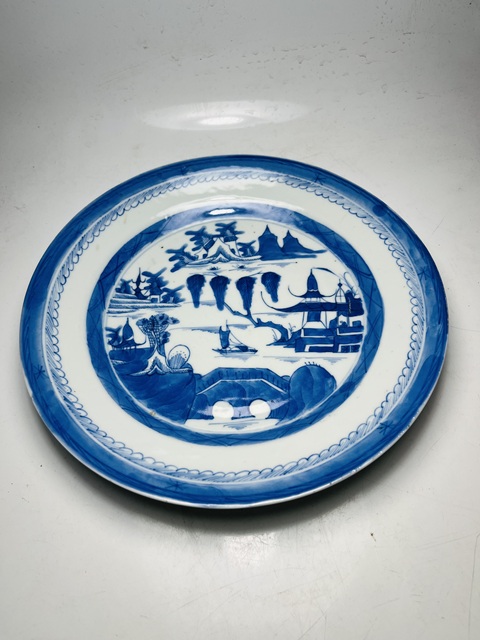 古玩陶瓷樓臺亭閣山水紋青花盤真品鑒賞圖