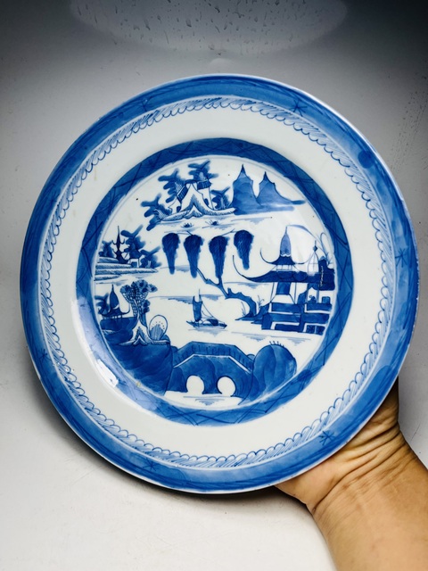古玩陶瓷樓臺亭閣山水紋青花盤真品鑒賞圖
