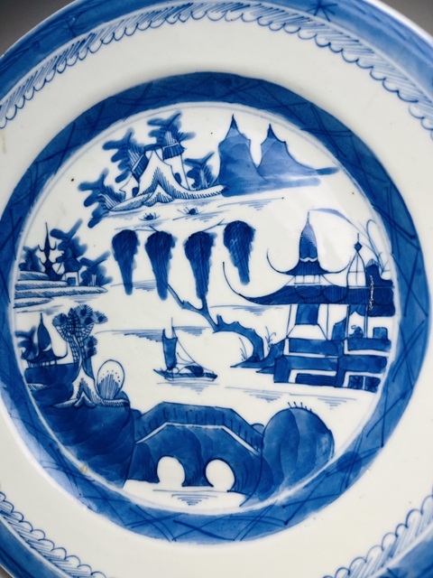古玩陶瓷樓臺亭閣山水紋青花盤真品鑒賞圖