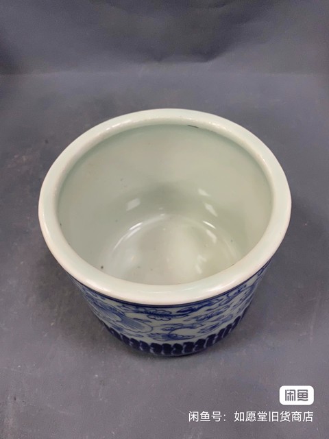 古玩陶瓷花卉紋青花三足筒式香爐真品鑒賞圖