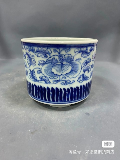 古玩陶瓷花卉紋青花三足筒式香爐真品鑒賞圖