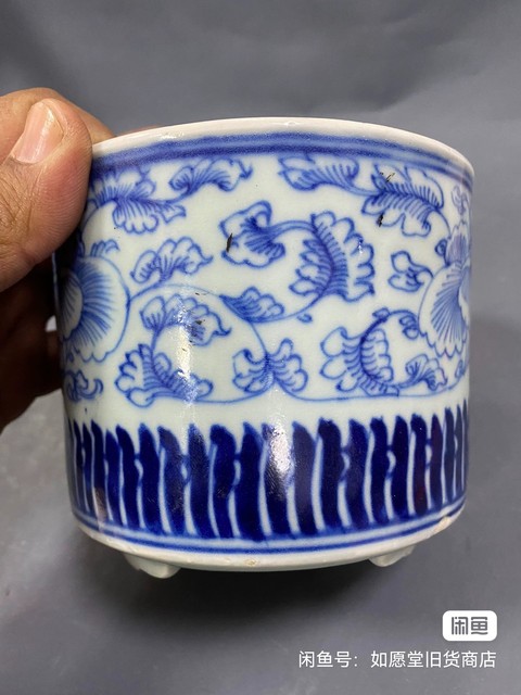 古玩陶瓷花卉紋青花三足筒式香爐真品鑒賞圖