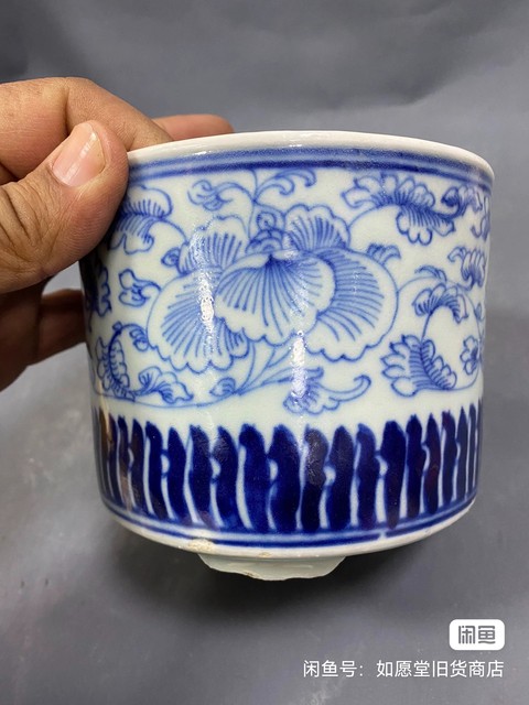 古玩陶瓷花卉紋青花三足筒式香爐真品鑒賞圖