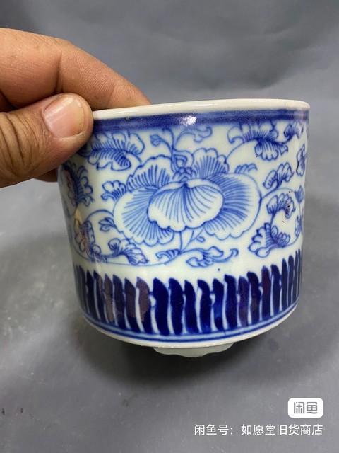 古玩陶瓷花卉紋青花三足筒式香爐真品鑒賞圖