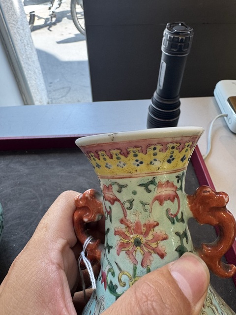 古玩陶瓷松石綠粉彩花卉紋玉壺春瓶真品鑒賞圖