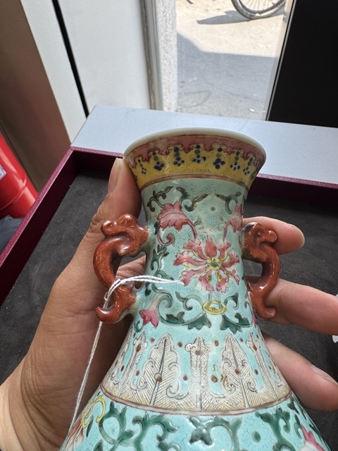 古玩陶瓷松石綠粉彩花卉紋玉壺春瓶真品鑒賞圖