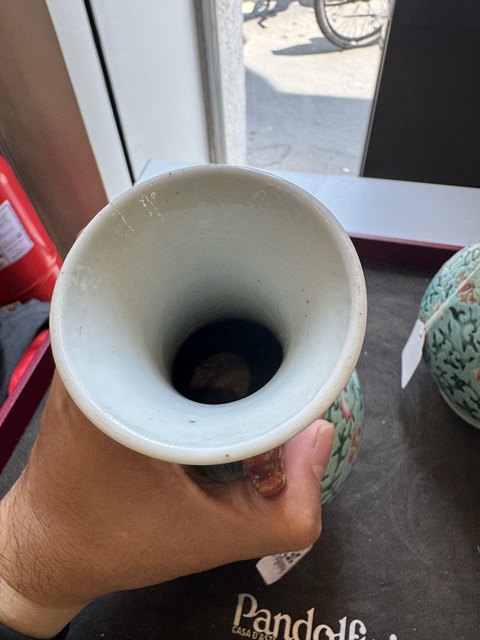 古玩陶瓷松石綠粉彩花卉紋玉壺春瓶真品鑒賞圖