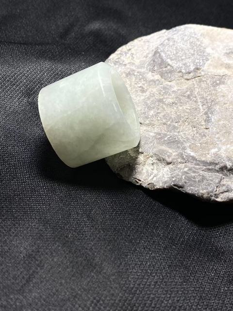 古玩玉器清代翡翠雕“素紋扳指”拍賣,當(dāng)前價(jià)格2800元