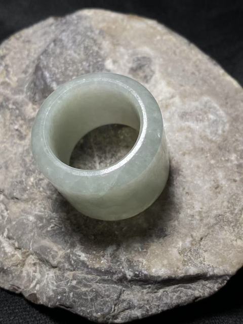 古玩玉器清代翡翠雕“素紋扳指”拍賣,當(dāng)前價(jià)格2800元