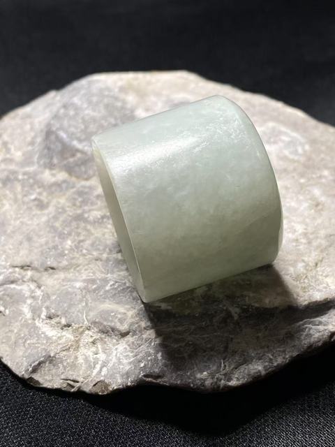 古玩玉器清代翡翠雕“素紋扳指”拍賣,當(dāng)前價(jià)格2800元