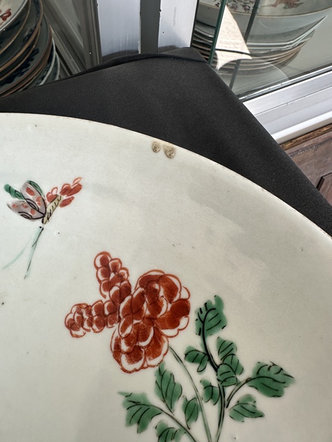 古玩陶瓷清康熙五彩蝶戀花紋盤真品鑒賞圖