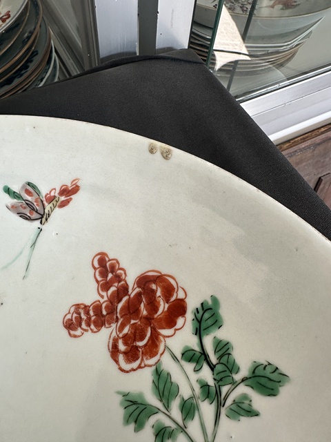 古玩陶瓷清康熙五彩蝶戀花紋盤真品鑒賞圖