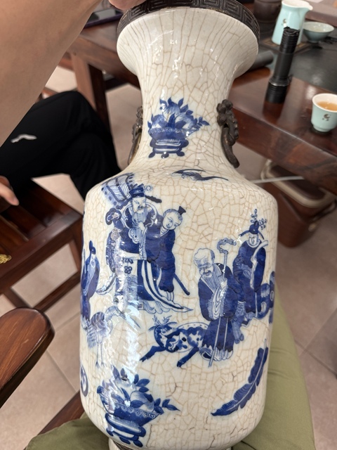古玩陶瓷哥釉青花人物雙獅耳瓶真品鑒賞圖