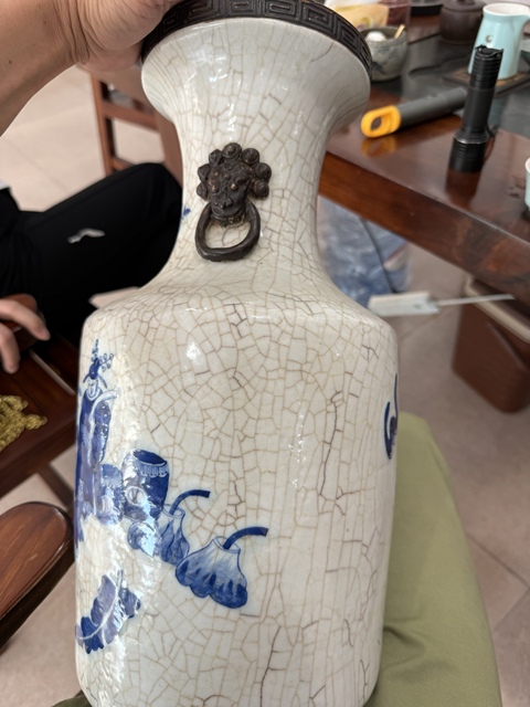 古玩陶瓷哥釉青花人物雙獅耳瓶真品鑒賞圖