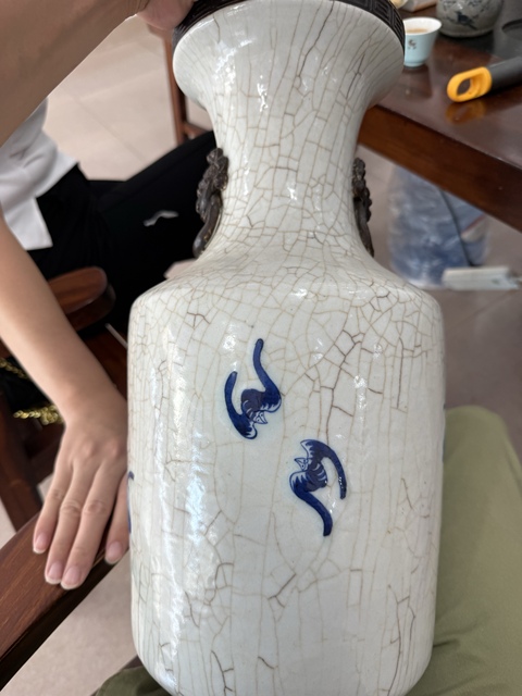 古玩陶瓷哥釉青花人物雙獅耳瓶真品鑒賞圖